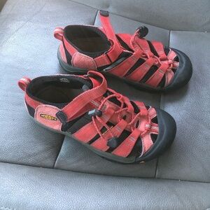 Keen  Red and Black sandals Footwear little boy size 3 unisex outdoor gorpcore